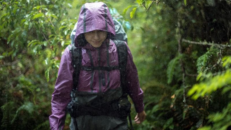 Jas hujan harus selalu dibawa saat musim hujan. (Indonesiamagz)