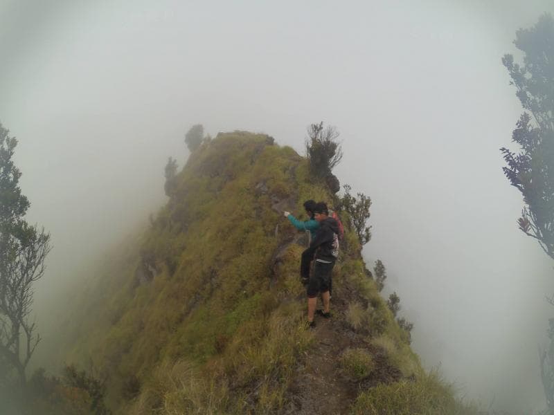 Persiapkan tubuh agar fit saat mendaki gunung. (mountlover)
