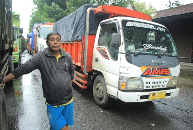 Kendaraan besar terjebak dalam kemacetan selama sehari semalam sehingga menyebabkan banyak barang muatan nyaris busuk. (Radarkudus/Wisnu Aji)