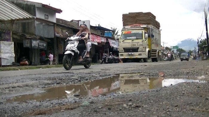 Ada banyak jalan raya di Jawa Tengah yang mengalami kerusakan parah sehingga mengganggu perjalanan pengguna kendaraan. (Tribunbanyumas/Saiful Mas'um)