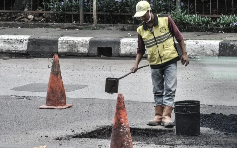 Ilustrasi: Selain diperbaiki karena telah rusak, ada jalan raya yang dilakukan perbaikan kualitas sebelum terjadi kerusakan yang lebih parah. (Merdeka/Iqbal S Nugroho)