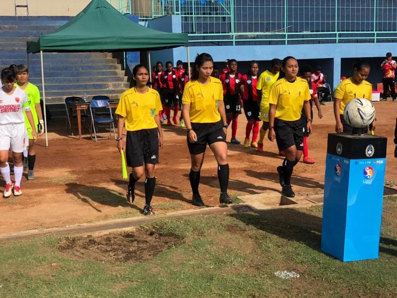 Berawal dari iseng, siapa sangka Alen kini telah mengantongi lisensi C1 atau wasit nasional. (Dok Alenne Thresia Laloan)