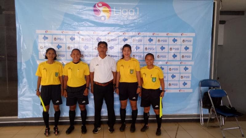 Alen menyebut memimpin pertandingan sepak bola perempuan lebih sulit ketimbang sepak bola laki-laki. (Dok Alenne Thresia Laloan)