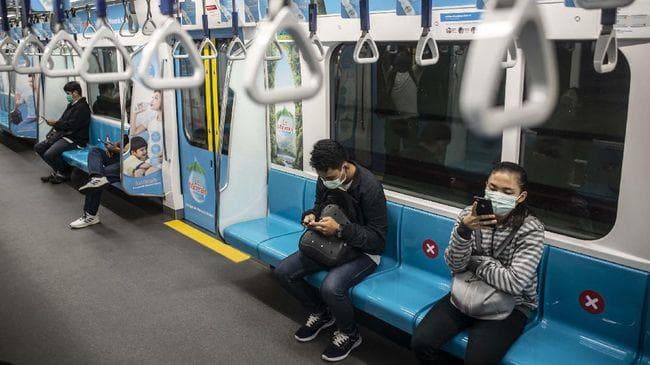 Physical distancing di angkutan umum (Antara/Aprillio Akbar)