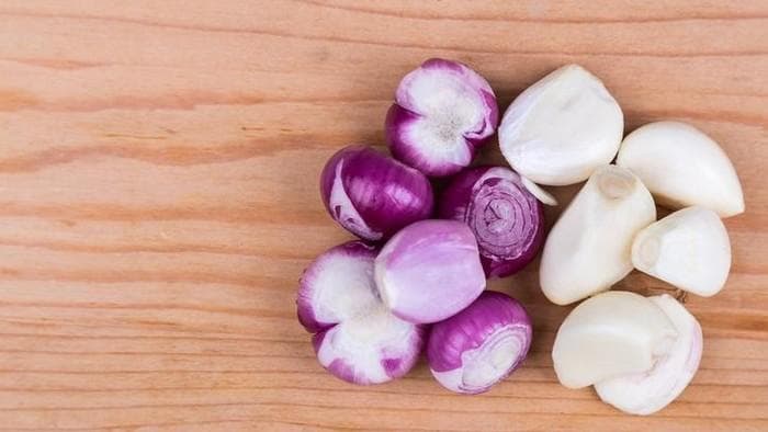 Bawang putih dan bawang merah mengandung banyak nutrisi yang penting bagi tubuh. (iStock via Detik)