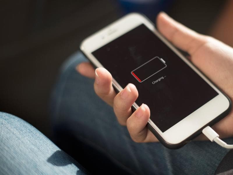 Isi daya ponsel secukupnya. (Freepik via Liputan6)