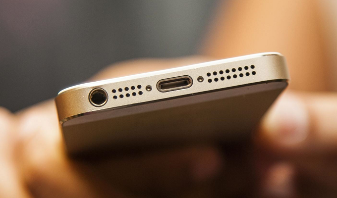 Nggak perlu menutup lubang charger ponsel. (Mentoriphonerepair)