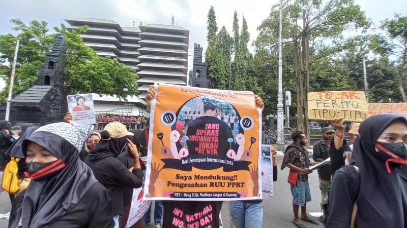 Salah satu potret poster yang berisikan tuntutan untuk menyegerakan mengesahkan RUU PPRT. (Inibaru.id/ Fitroh Nurikhsan)