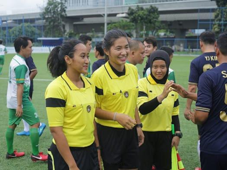Alen (tengah) mengawali profesi wasit dari kecintaannya pada dunia sepak bola. (Dok Alenne Thresia Laloan)