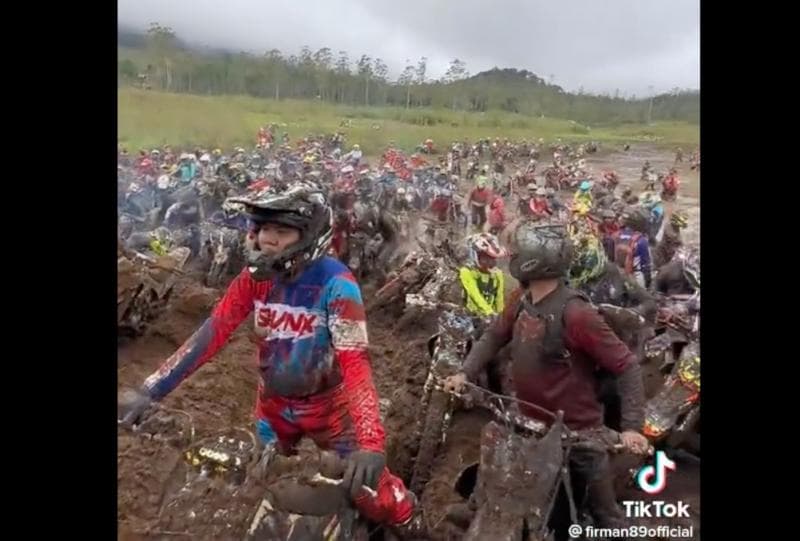 Event motor trail yang merusak alam Ranca Upas. (TikTok/Firman89official)