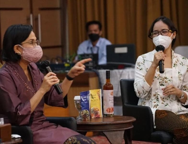 Penggagas Rempah Karsa, Puji F Susanti (kanan) tengah mempromosikan produk-produk bikinannya. (Sisternet)