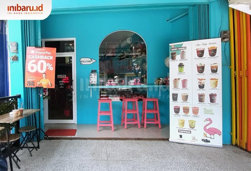 Kafe Kopi Tuya yang hadirkan nuansa musim panas dengan warna pink dan toska plus flamingo di mana-mana. (Inibaru.id/ Julia Dewi Krismayani)<br>