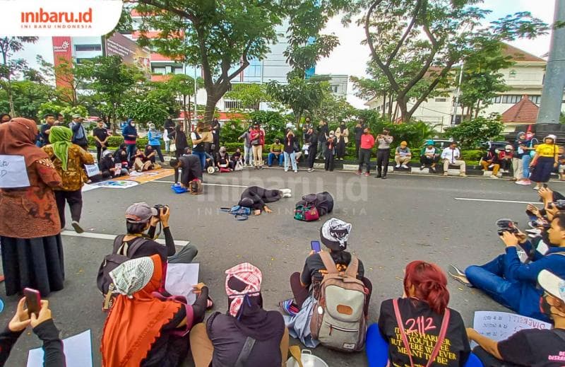 Para peserta IWD 2023 di Kota Semarang turut menampilkan aksi&nbsp;teatrikal. (Inibaru.id/Fitroh Nurikhsan)