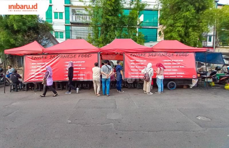 Kedai jalanan Enak Japanese Food di Jalan Wonodri Baru Raya, Kota Semarang. (Inibaru.id/ Fitroh Nurikhsan)