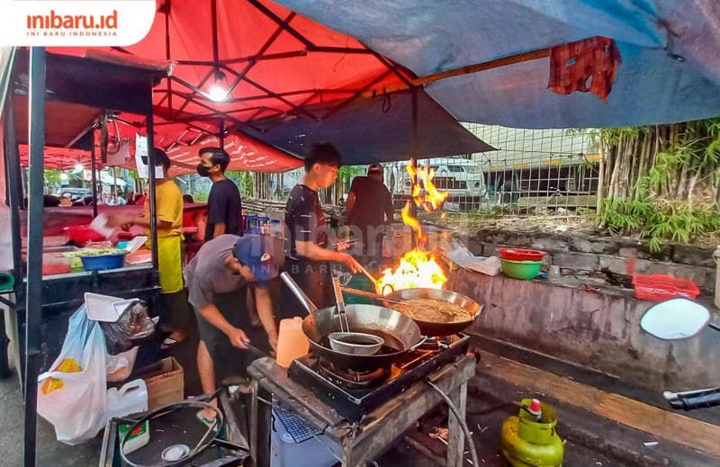 Pemilik Enake Japanese Food Agus Bagus Saputro sedang memasak pesanan pembeli. (Inibaru.id/ Fitroh Nurikhsan)