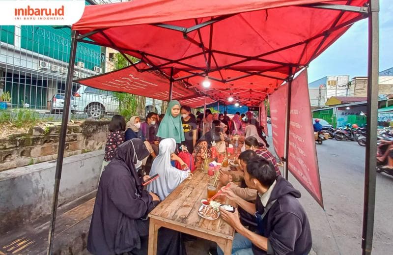Warung Enake Japanese Food sangat ramai dikunjungi para anak muda. (Inibaru.id/ Fitroh Nurikhsan)