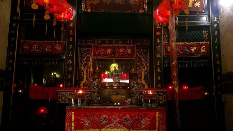 Altar utama di Kelenteng Sinar Samudra. (Akhsadew)