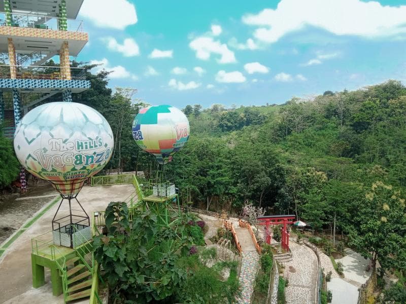 Pemandangan perbukitan yang indah. (Inibaru.id/Rafida Azzundhani)