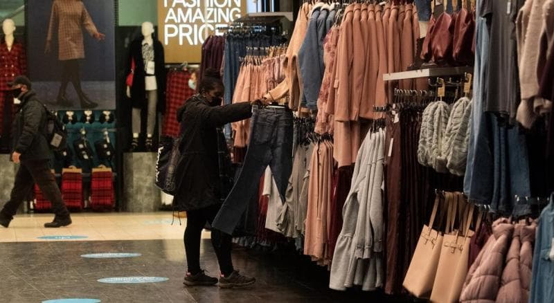 Kenapa Sebaiknya Kita Menghindari Fast Fashion?