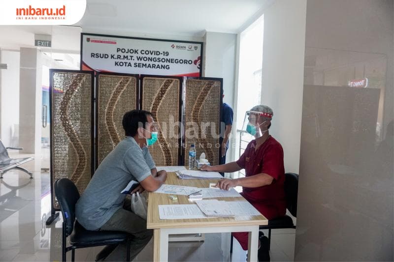 Pasien yang mendapat rekomendasi ke Pojok Covid-19 akan ditangani lebih lanjut oleh Tim Dokter. (Inibaru.id/ Audrian F)<br>