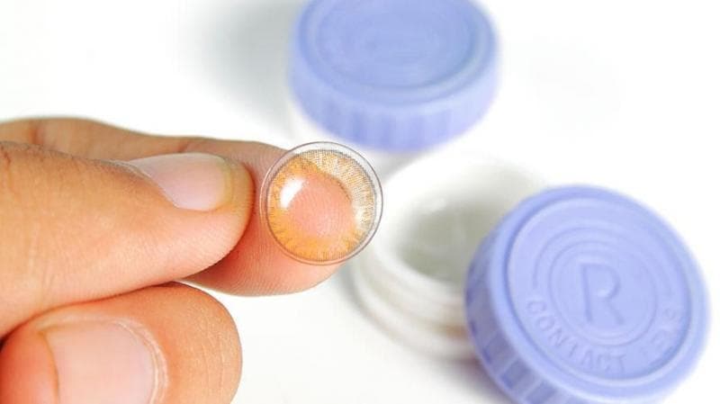 Ilustrasi: Perbedaan utama antara softlens dan hardlens adalah bahan pembuatannya dan kemampuan lenturannya. (Sehatq)