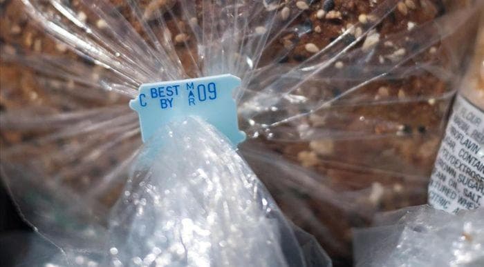 Warna penjepit kemasan roti tawar menandakan waktu pembuatannya. (Sajiansedap.grid.id)