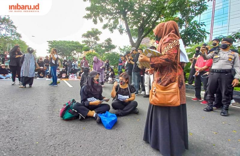 SG Sekartaji memperagakan teatrikal yang menggambarkan kondisi perempuan yang sering mendapat tindak kekerasan. (Inibaru.id/ Fitroh Nurikhsan)