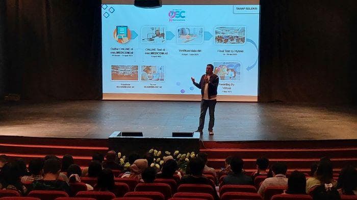 Head of Corporate Communication, Herfindo Satria Gading ketika roadshow OSC Medcom.id di kampus Universitas Kristen Maranatha, Jalan Surya Sumantri, Kota Bandung. (Medcom.id)