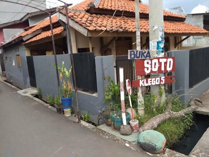 Warung soto H Kunawi berada di dalam sebuah gang kecil sehingga kendaraan roda empat harus parkir di tepi jalan raya. (Google/Janott Aksi)