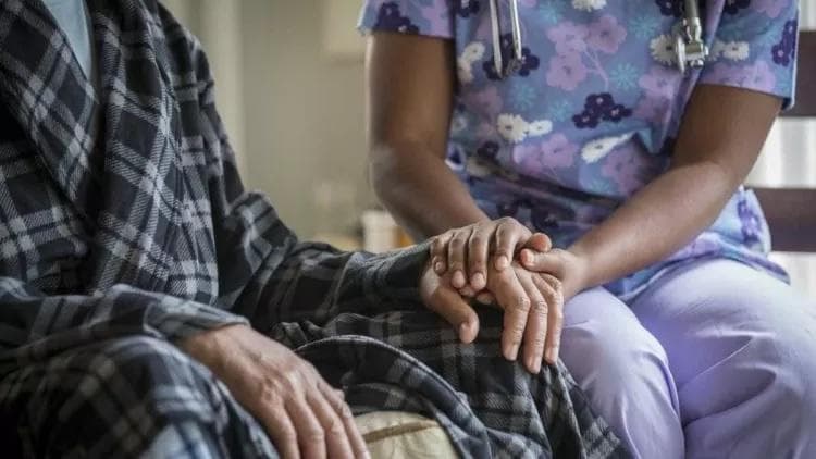 Ilustrasi: Tantangan merawat lansia adalah menghadapi kerentanan emosi dan tingkat stres mereka. (Time)