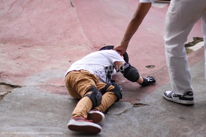 Terjatuh, satu kata yang sering terjadi saat latihan skateboard. Tapi, tak mengapa, karena Coach Kevin selalu sigap menjaga siswanya.