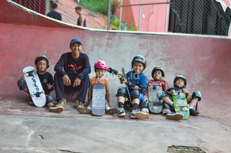 Kevin Henadi, founder&nbsp;Crossfireskateschool bersama lima siswanya yang datang latihan.