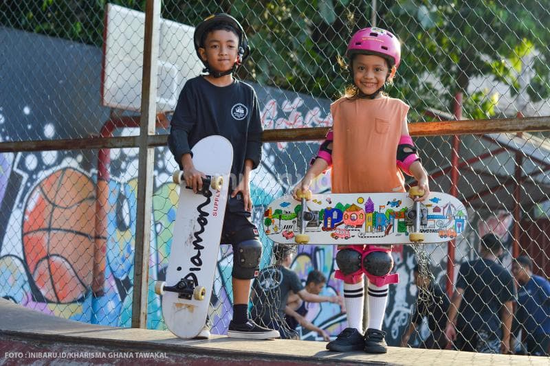 Anoraga Zafran dan Jenayu Nan Akila, dua siswa&nbsp;Crossfireskateschool yang tergolong masih sangat muda.