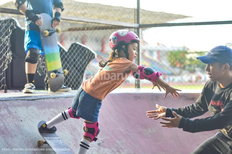 Kevin menuntun tiap siswanya yang belum sepenuhnya mahir, untuk berani meluncur dari atas lapangan skateboard.