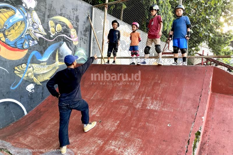 Kevin meminta semua siswanya untuk melakukan <i>slide down</i>, istilah pada dunia skateboard untuk belajar jatuh yang aman dengan tumpuan lutut.
