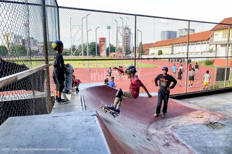 Setengah <i>kick flip</i> diperagakan oleh&nbsp;Maleakhi Agra Raditya, siswa&nbsp;Crossfireskateschool.