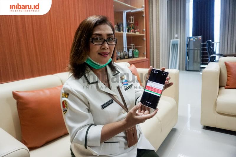 Dr Susi Herawati M Kes saat mengenalkan screening online covid-19. (Inibaru.id/ Audrian F)<br>