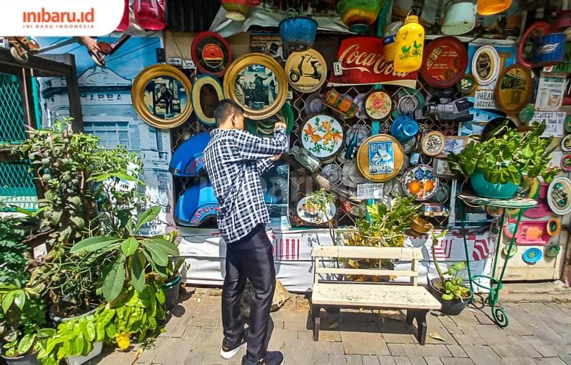 Salah satu anggota Komunitas Phonegraphy Semarang tengah hunting foto di kawasan Kota Lama. (Inibaru.id/Fitroh Nurikhsan)