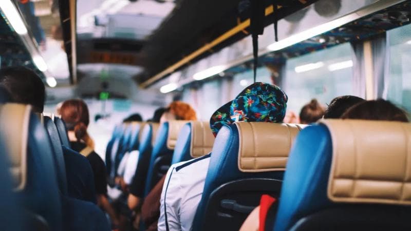 Ilustrasi: Moda transportasi mudik gratis menggunakan kereta api, bus, dan pesawat. (Bolasport)