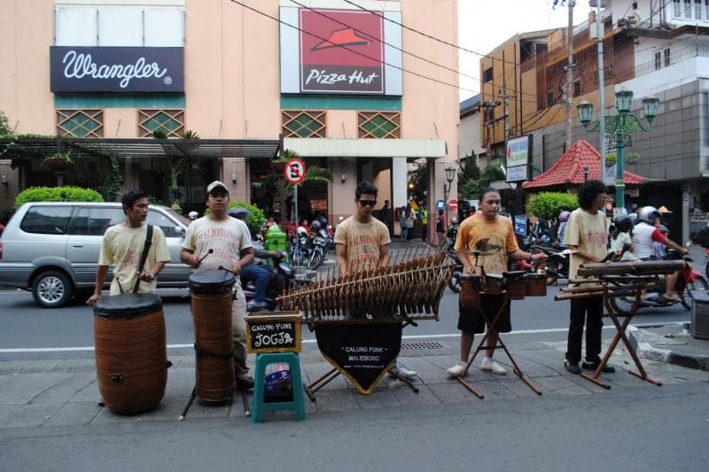 Larangan angklung di Malioboro bikin heboh warga Jogja. (Simplyhomy-guesthouse)