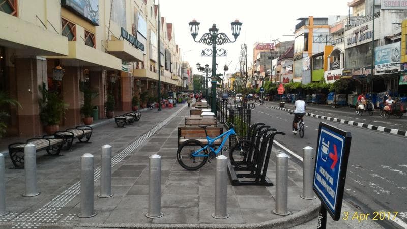 Penataan Malioboro berimbas pada dilarangnya angklung tampil di sana. (Kangpoer.staff.ugm)