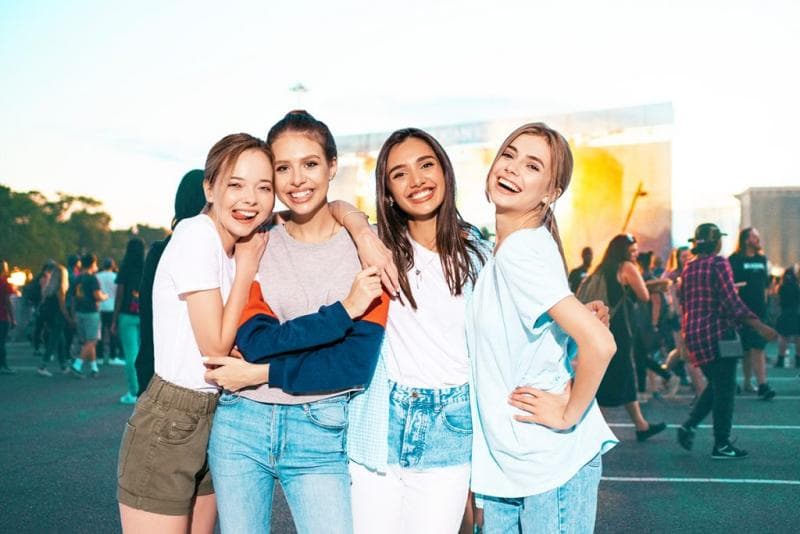 Ilustrasi: Saat menonton konser kenakan pakaian yang simple dan nggak banyak aksesoris. (Freepik)