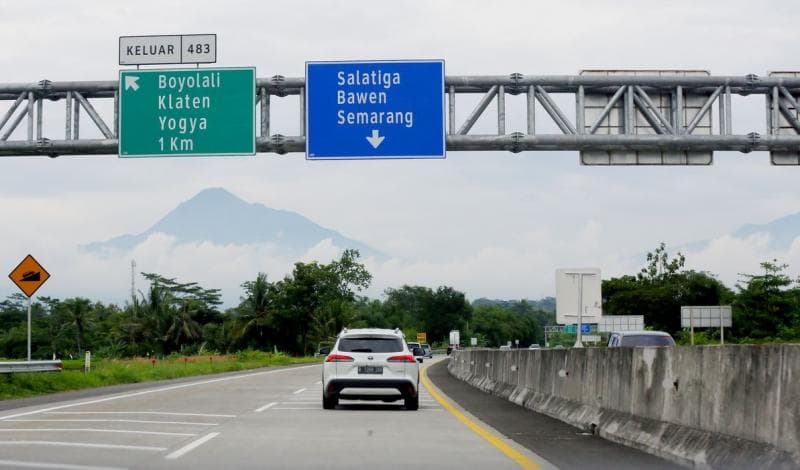Pengemudi yang melewati jalan tol harus mengetahui makna dari papan penunjuk dengan warna yang berbeda-beda. (Detik/Rachman)