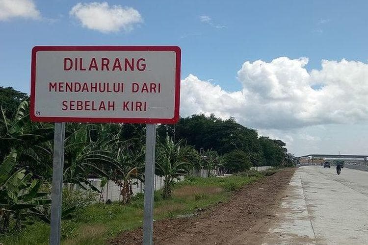 Papan dengan tulisan merah biasanya bermakna larangan. (Kompas/Zulfana K Rijal)