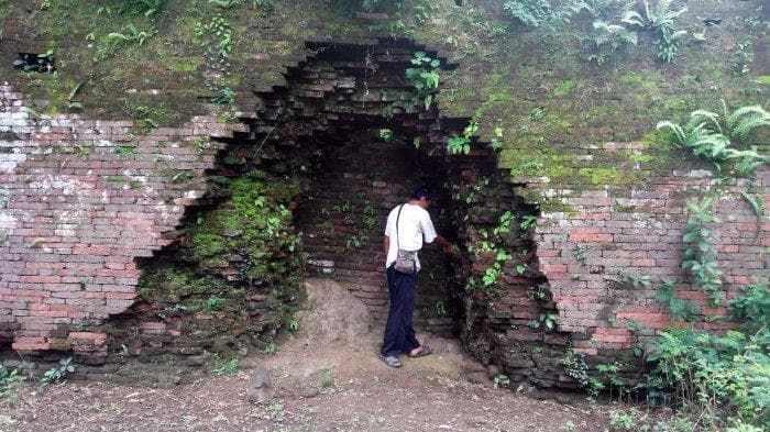 Lubang Besar di tembok Kraton Surakarta akibat penembakan pasukan Sunan Kuning. (TRIBUNJOGJA.com/Setya Krisna Sumargo)