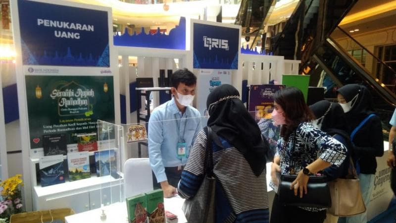 Kamu bisa menukarkan uang tunai di pusat perbelanjaan seperti mal dan pasar tradisional. (TVOne/Didiet Cordiaz)