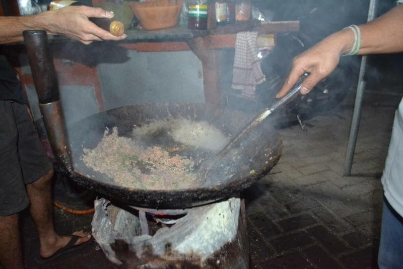 Proses pengolahan dengan tungku menghasilkan asap yang khas. (Radarjember)