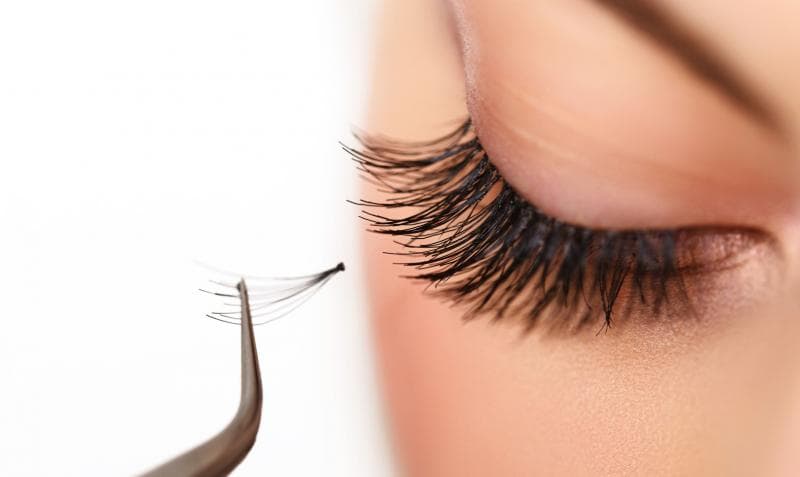 Bahaya Eyelash Extention, Lakukan di Klinik Tepercaya dan Berlisensi!