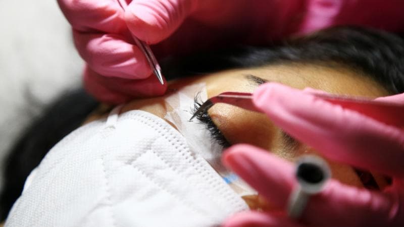 Ilustrasi: Penyambungan bulu mata harus dilakukan oleh ahli di klinik yang bisa dipertanggungjawabkan. (Shutterstock)
