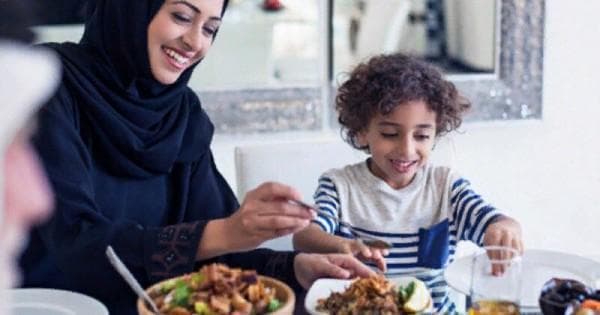 Tips Agar Anak Semangat Bangun untuk Makan Sahur